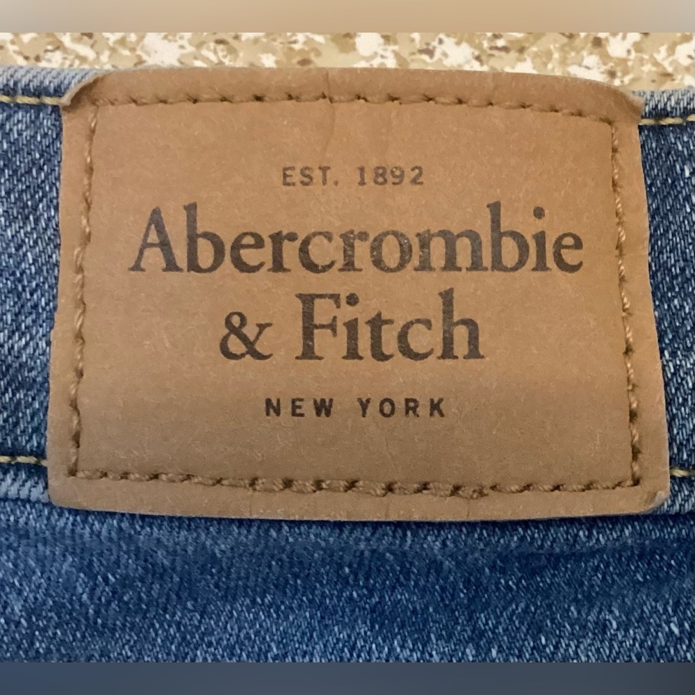 Abercrombie & Fitch Mid-Rise Short - Picture 7 of 8